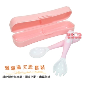 ilody 艾洛迪彎彎湯叉匙套裝含收納盒，360度可彎曲湯叉匙，配合寶寶吃飯姿勢，初次學習用餐的好選擇