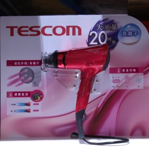 華美小舖-[主動開發票購物有保障]  TESCOM負離子吹風機 TID930TW 1500瓦 /風量2公尺 大風量2.0立方公尺 / 分 負離子釋出潤澤秀髮 可折疊收納輕巧攜帶 獨立冷風鏈 LED風溫顯示 重量：500公克 風溫：COOL /CARE /HIGH三段 風量：SET /DRY /TURBO 三段 配件：雙氣流風嘴 免運費 壹件價