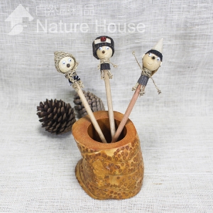 【自然屋精品】人偶造型鉛筆 天然 鉛筆 可愛 舒壓 治癒 草編 手工 特色造型 文具 pencil