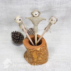 【自然屋精品】人偶造型鉛筆 天然 鉛筆 可愛 舒壓 治癒 草編 手工 特色造型 文具 pencil