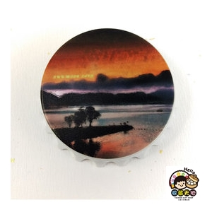 【收藏天地】台灣紀念品＊開瓶器冰箱貼-黃昏日月潭 ∕小物 送禮 文創 風景 觀光 禮品