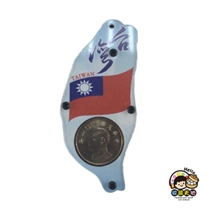 【收藏天地】台灣紀念品＊寶島造型木質冰箱貼-錢幣國旗 ∕ 磁鐵 觀光 禮品 愛國 景點 手信